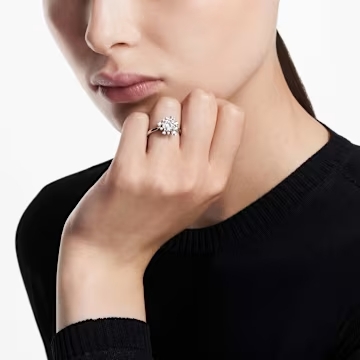 Swarovski laboratuvarda oluşturulan elmas yüzük